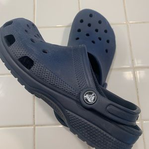 Crocs classic clog shoes in size kids J3 blue
